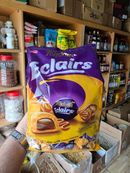 توفي كراميل ECLAIRS بحشوة الشوكولاتة