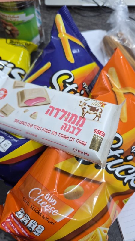 شوكولاتة عيليت بيضاء بحشوة التوت